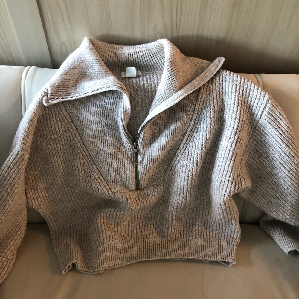 SOLD - H&M sweater
